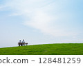 一家人在山上的公園玩耍 128481259