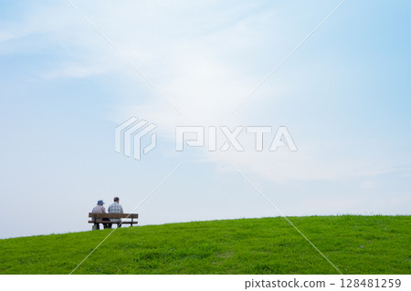 一家人在山上的公園玩耍 一家人在山上的公園玩耍 128481259