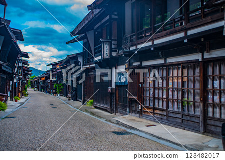公路沿線的舊街景 128482017