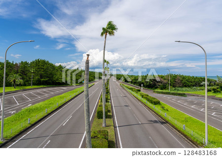 一葉收費公路的晴朗天氣 128483168