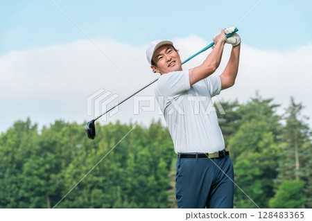 在高爾夫球場打高爾夫球的高爾夫球手（微笑、發球、高爾夫比賽） 128483365