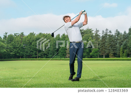 男高爾夫球手在高爾夫球場上打高爾夫球（微笑，開球） 128483369