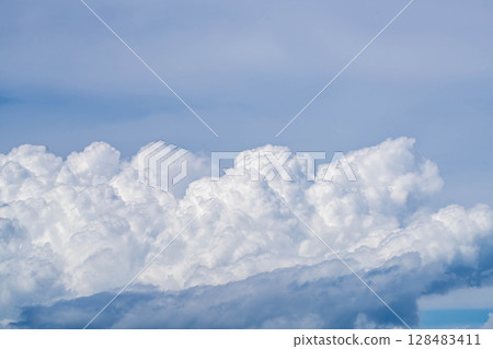 夏日天空升起的白色積雨雲 夏日天空升起的白色積雨雲 128483411