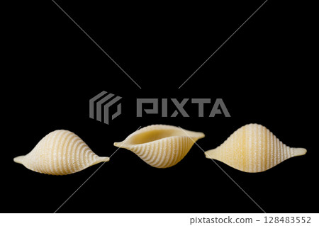 colored pasta shells 128483552