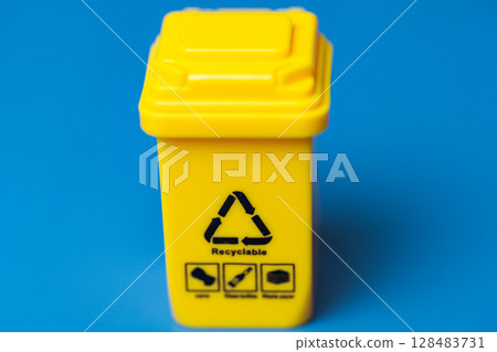 trash cans 128483731