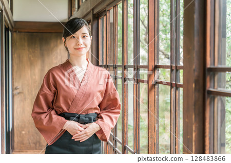 在老字號溫泉旅館、高級旅館、旅館工作的中井小姐和女房東 在老字號溫泉旅館、高級旅館、旅館工作的中井小姐和女房東 128483866