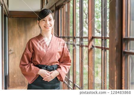 在老字號溫泉旅館、高級旅館、旅館工作的中井小姐和女房東 在老字號溫泉旅館、高級旅館、旅館工作的中井小姐和女房東 128483868