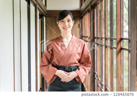 在老字號溫泉旅館、高級旅館、旅館工作的中井小姐和女房東 在老字號溫泉旅館、高級旅館、旅館工作的中井小姐和女房東 128483870