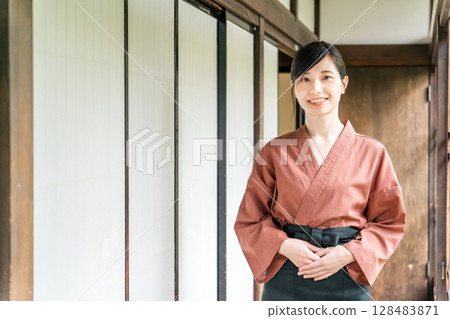 Nakais and proprietresses working at long-established hot spring inns, luxury inns, and temple lodgings Nakais and proprietresses working at long-established hot spring inns, luxury inns, and temple lodgings 128483871