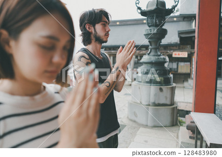 神殿 觀光客 遊客 128483980