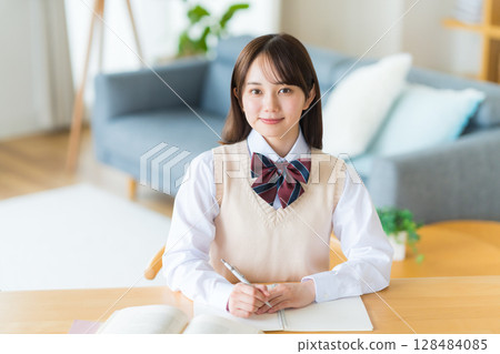 Girls high school studying at home 128484085