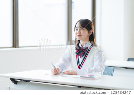 學生在教室裡學習 學生在教室裡學習 128484247