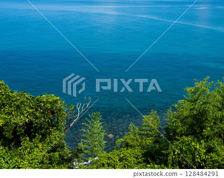 從路邊站長島眺望長島的大海 從路邊站長島眺望長島的大海 128484291