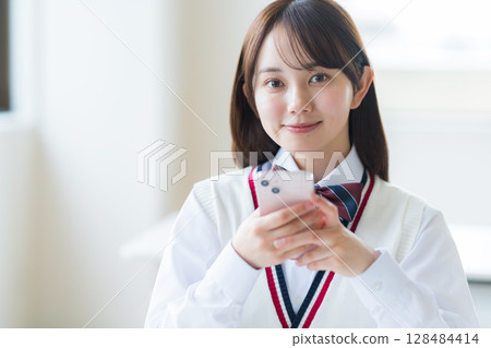 智能手機的高中女孩 智能手機的高中女孩 128484414