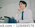 一位穿著西裝在工作的男人 128484578