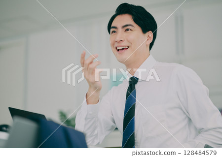 一位穿著西裝在工作的男人 一位穿著西裝在工作的男人 128484579