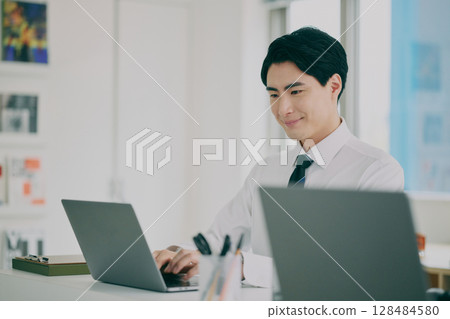 一位穿著西裝在工作的男人 128484580