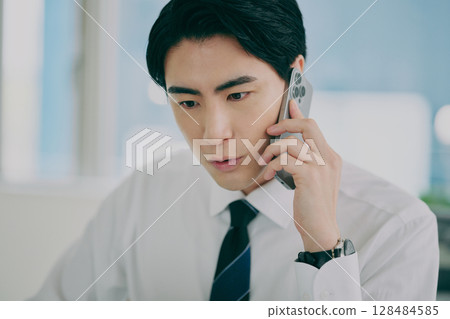 一位穿著西裝在工作的男人 128484585