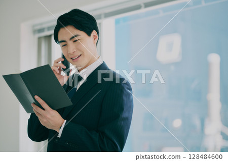 一位穿著西裝在工作的男人 128484600