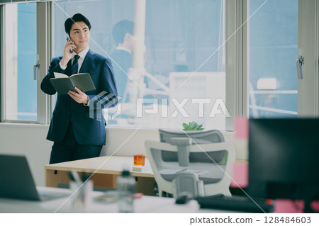 一位穿著西裝在工作的男人 128484603