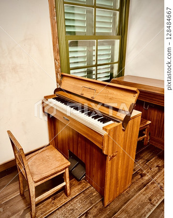 教室裡的一架舊木風琴 128484667