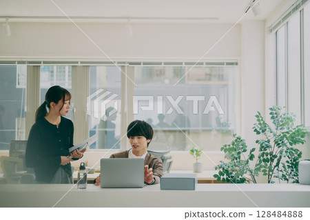 A man and a woman making a meeting A man and a woman making a meeting 128484888