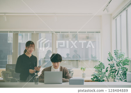 一個男人和一個女人開會 一個男人和一個女人開會 128484889