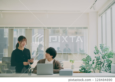 一個男人和一個女人開會 128484890