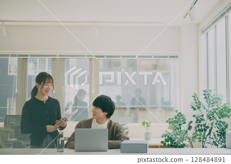 A man and a woman making a meeting 128484891
