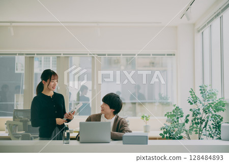 A man and a woman making a meeting A man and a woman making a meeting 128484893