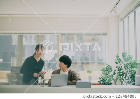 A man and a woman making a meeting 128484895