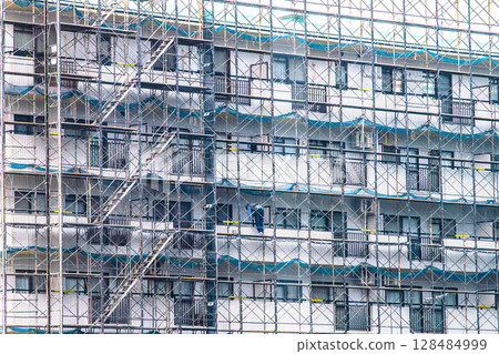 日本橫濱城市景觀 - 公寓大樓維修和檢查、鷹架和防護網 128484999