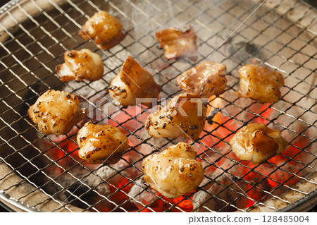 炭火烤內臟(烤得恰到好處的圓腸) 炭火烤內臟(烤得恰到好處的圓腸) 128485004