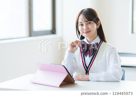 女高中生在平板電腦上學習 女高中生在平板電腦上學習 128485073