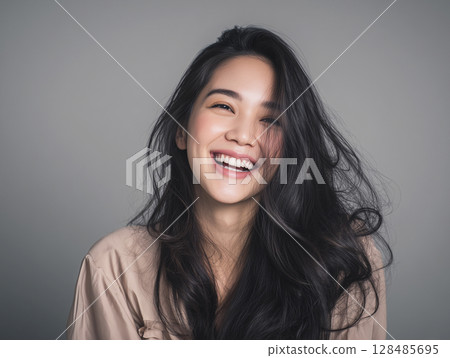 人工智慧生成的圖像:灰色背景下一位長髮微笑女性的肖像 人工智慧生成的圖像:灰色背景下一位長髮微笑女性的肖像 128485695