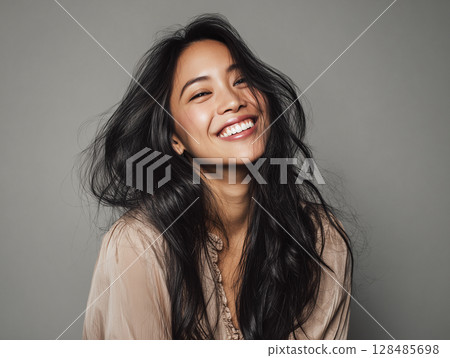 人工智慧生成的圖像：灰色背景下一位長髮微笑女性的肖像 128485698