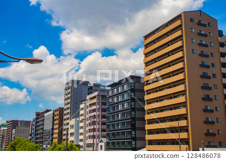 [Kyoto scenery] Sky and buildings on Gojo Street (from Kawaramachi Gojo to Horikawa Gojo) 128486078