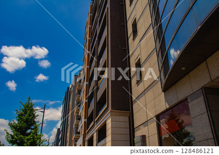 [Kyoto scenery] Sky and buildings on Gojo Street (from Kawaramachi Gojo to Horikawa Gojo) 128486121