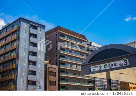 [Kyoto scenery] Sky and buildings on Gojo Street (from Kawaramachi Gojo to Horikawa Gojo) 128486131