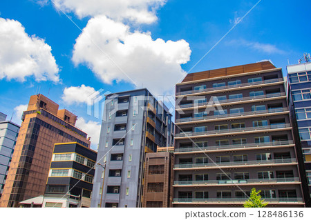 [Kyoto scenery] Sky and buildings on Gojo Street (from Kawaramachi Gojo to Horikawa Gojo) 128486136