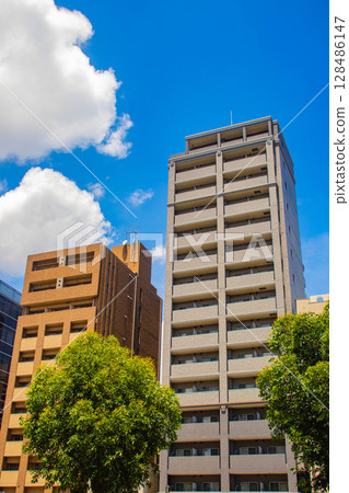 [Kyoto scenery] Sky and buildings on Gojo Street (from Kawaramachi Gojo to Horikawa Gojo) 128486147