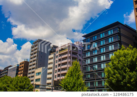 [Kyoto scenery] Sky and buildings on Gojo Street (from Kawaramachi Gojo to Horikawa Gojo) 128486175