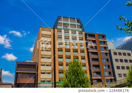 [Kyoto scenery] Sky and buildings on Gojo Street (from Kawaramachi Gojo to Horikawa Gojo) 128486176