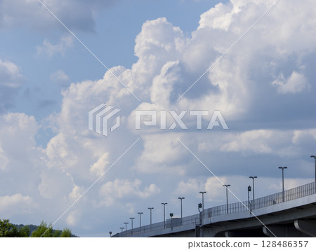 Scenery of cumulonimbus clouds and highway 128486357