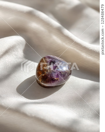 放置在白布上的天然石材 AI 圖像 放置在白布上的天然石材 AI 圖像 128486479