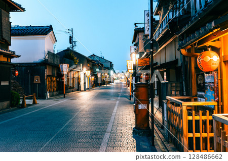 Hanamikoji before dawn in Kyoto *Photographed on a public road Hanamikoji before dawn in Kyoto *Photographed on a public road 128486662