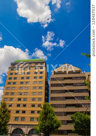 [Kyoto scenery] Sky and buildings on Gojo Street (from Kawaramachi Gojo to Horikawa Gojo) 128487037