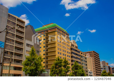 [Kyoto scenery] Sky and buildings on Gojo Street (from Kawaramachi Gojo to Horikawa Gojo) 128487046