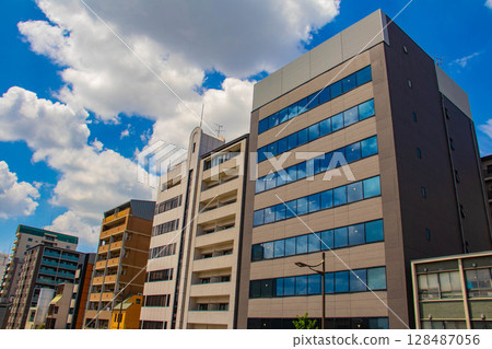 [Kyoto scenery] Sky and buildings on Gojo Street (from Kawaramachi Gojo to Horikawa Gojo) 128487056