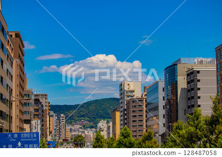 [Kyoto scenery] Sky and buildings on Gojo Street (from Kawaramachi Gojo to Horikawa Gojo) 128487058